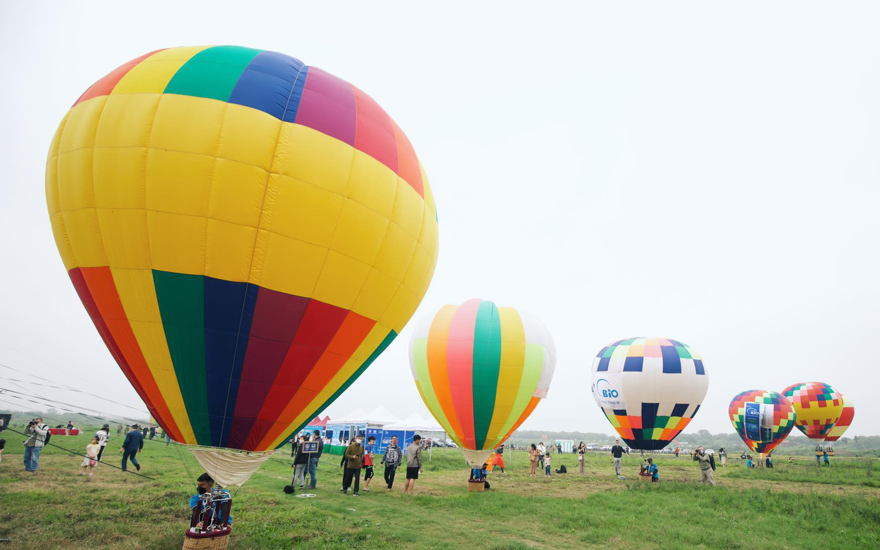 Lễ hội khinh khí cầu ở Hà Nội: Người dân háo hức chờ bay miễn phí - Ảnh 2.