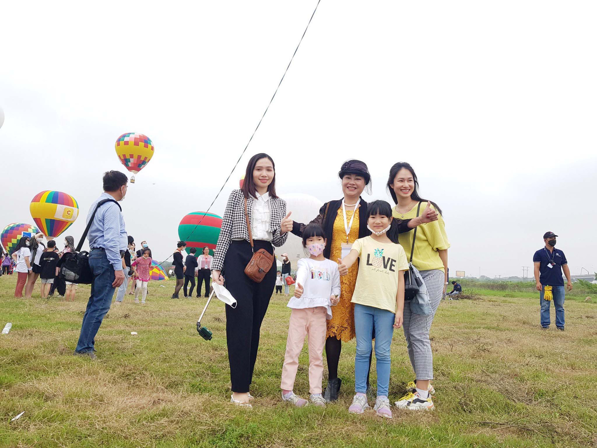 Lễ hội khinh khí cầu ở Hà Nội: Người dân háo hức chờ bay miễn phí - Ảnh 4.