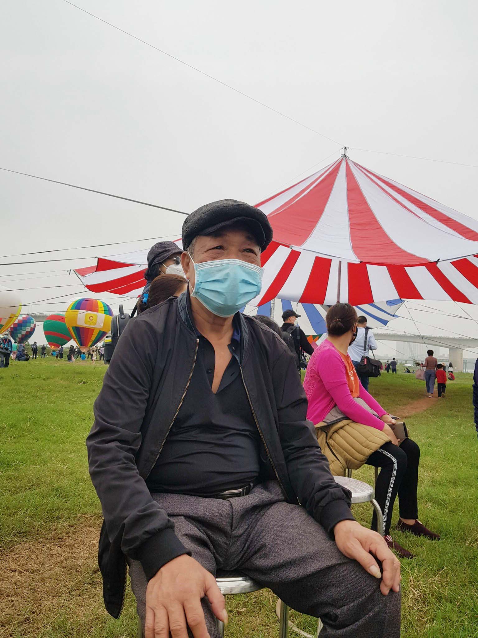 Lễ hội khinh khí cầu ở Hà Nội: Người dân háo hức chờ bay miễn phí - Ảnh 5.