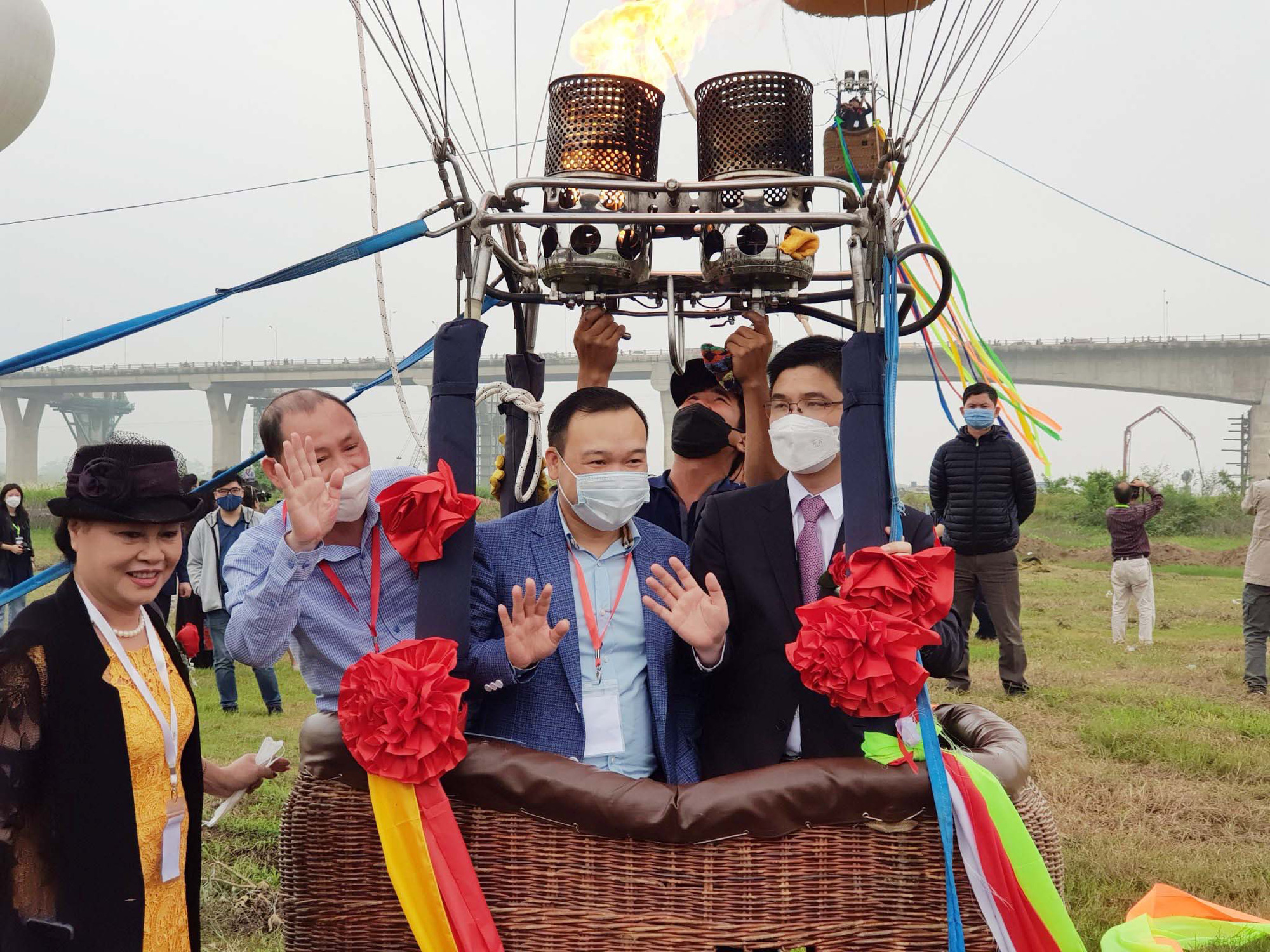 Lễ hội khinh khí cầu ở Hà Nội: Người dân háo hức chờ bay miễn phí - Ảnh 6.