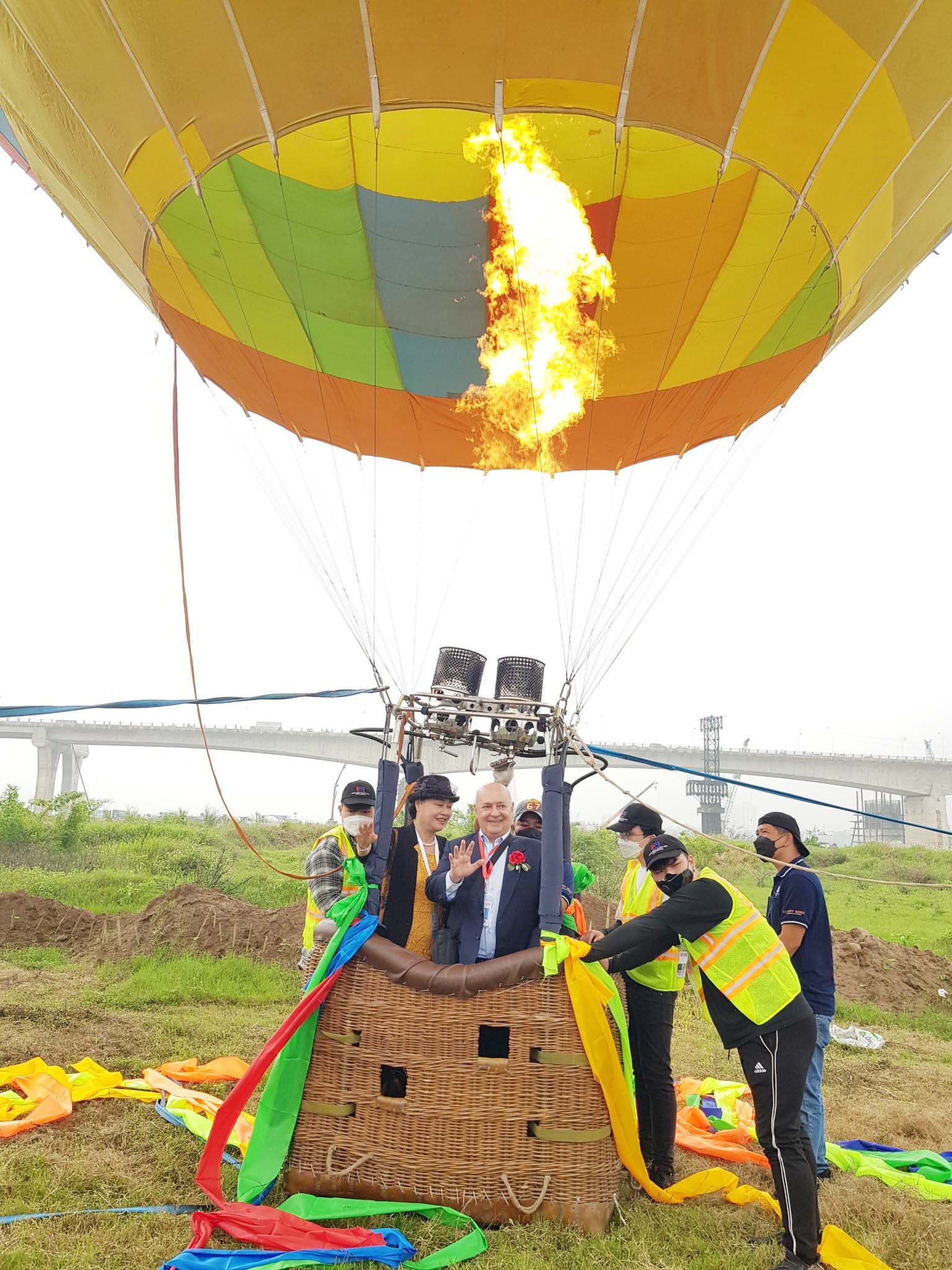Lễ hội khinh khí cầu ở Hà Nội: Người dân háo hức chờ bay miễn phí - Ảnh 7.