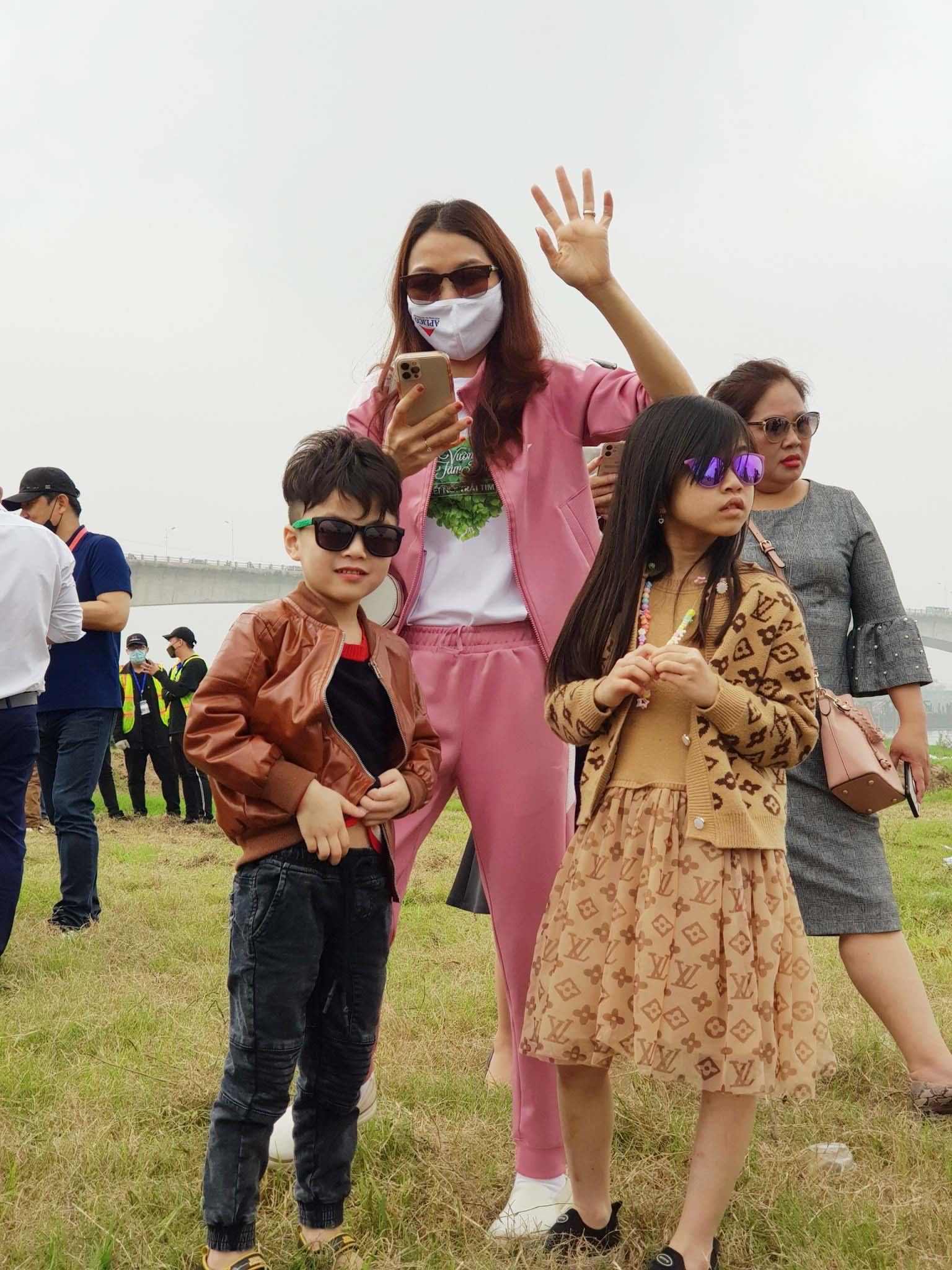 Lễ hội khinh khí cầu ở Hà Nội: Người dân háo hức chờ bay miễn phí - Ảnh 1.