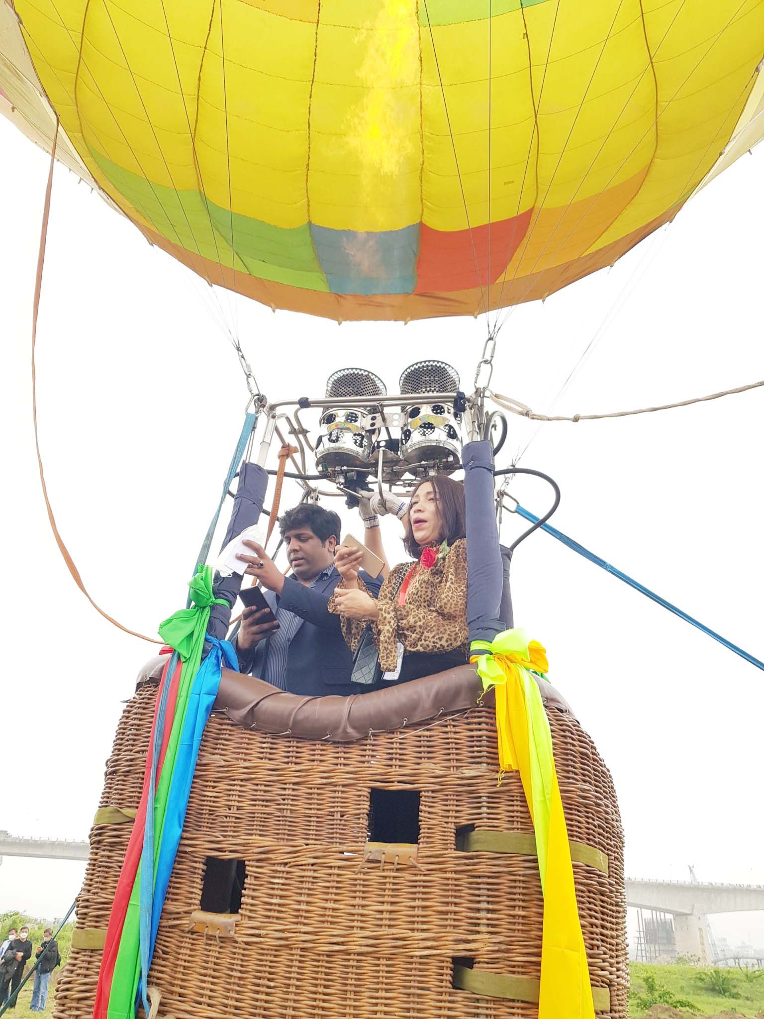 Lễ hội khinh khí cầu ở Hà Nội: Người dân háo hức chờ bay miễn phí - Ảnh 8.