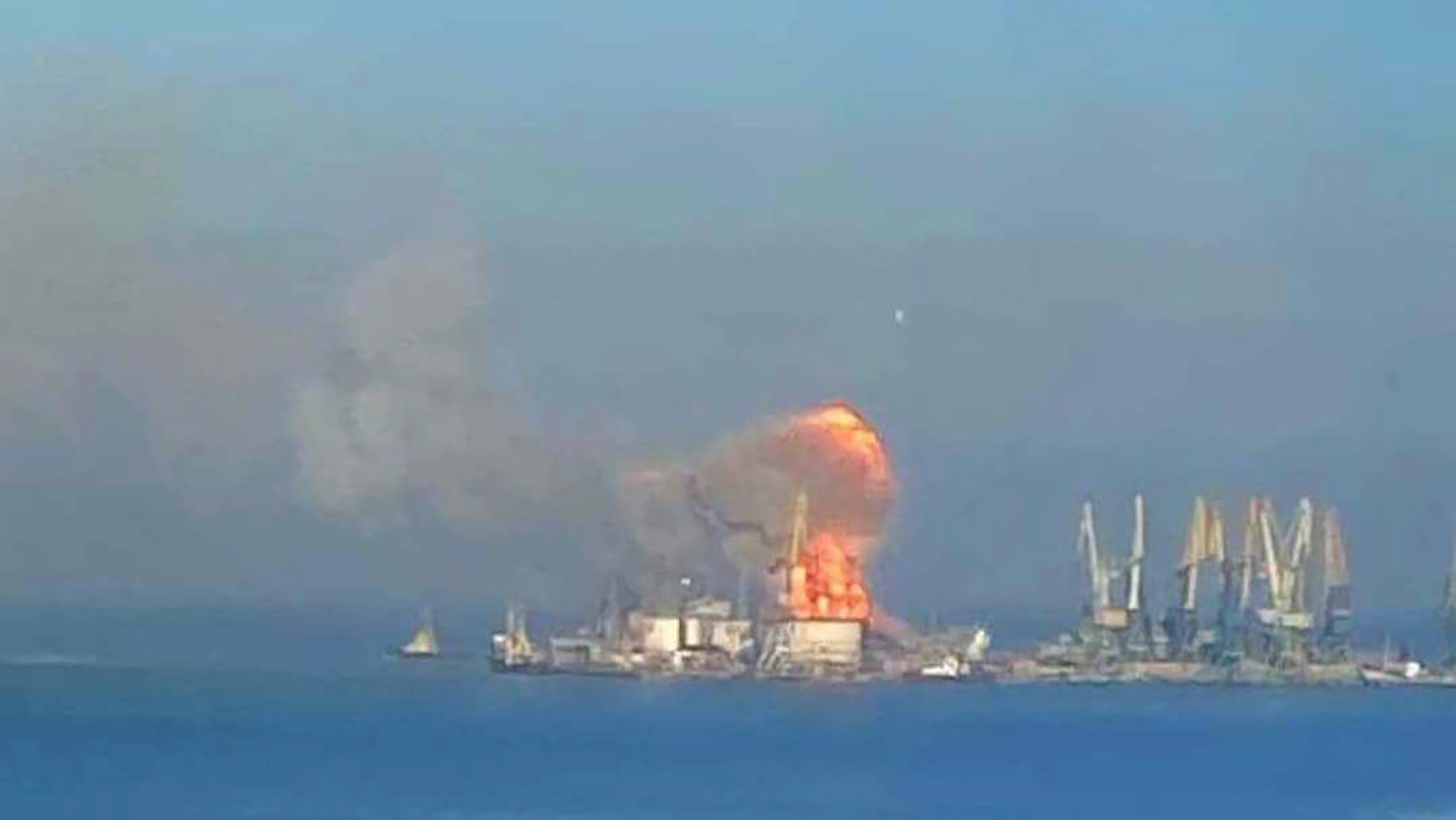 Chiến sự Nga-Ukraine ngày 25/3: Ukraine tấn công tàu đổ bộ Nga; ông Biden tin đã có cách khiến Tổng thống Putin dừng lại - Ảnh 4.