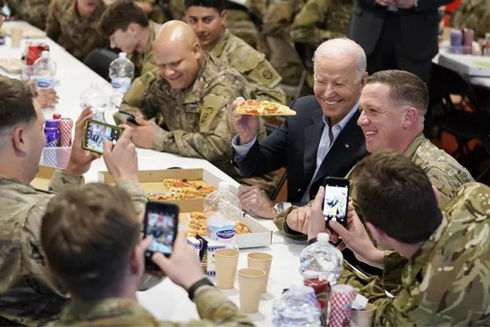Tổng thống Biden chụp ảnh, ăn pizza cùng lính Mỹ ở Ba Lan - Ảnh 8.