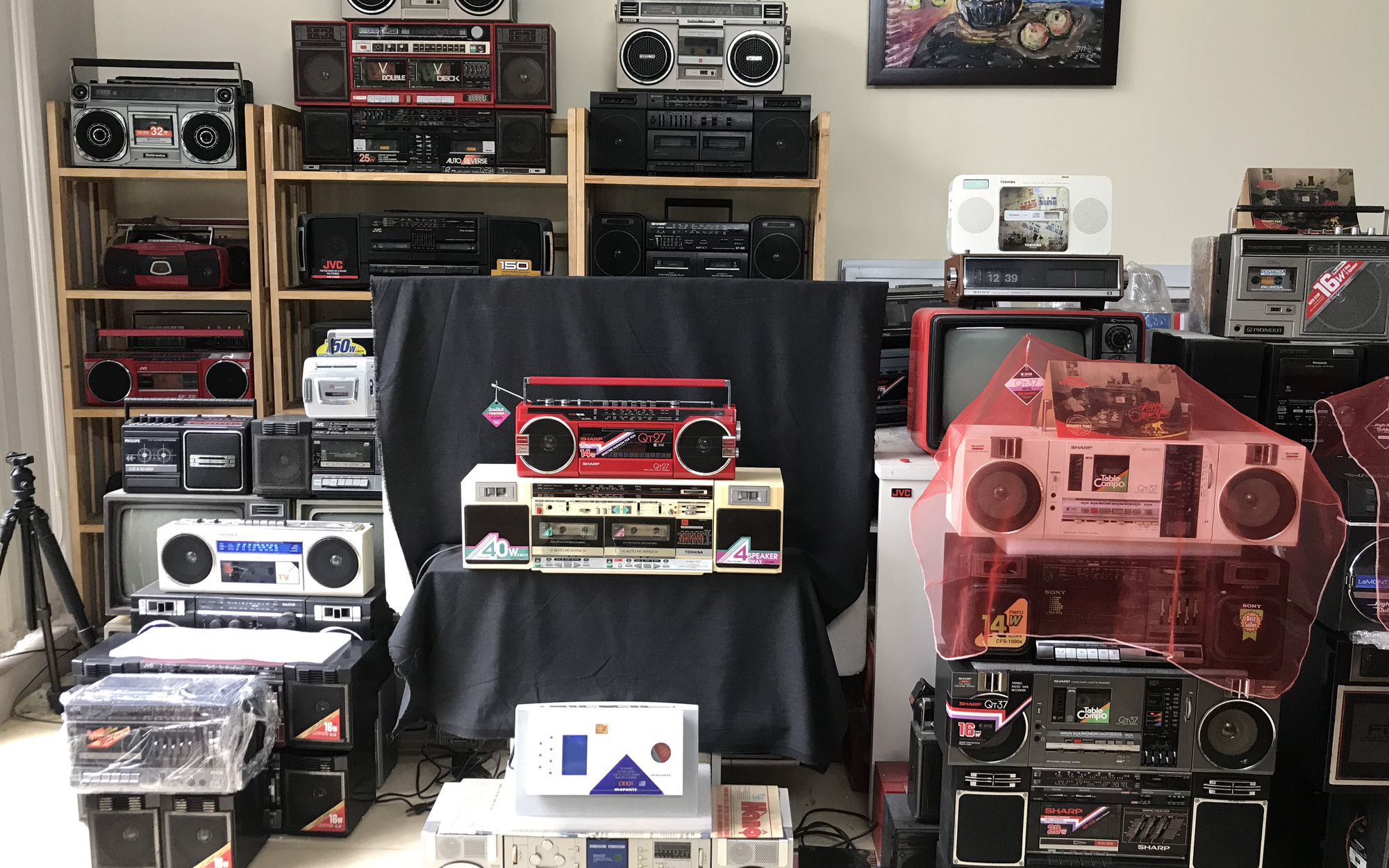 Choáng ngợp với dàn radio cassette hơn 1.000 chiếc “độc nhất vô nhị” ở Hà Nội