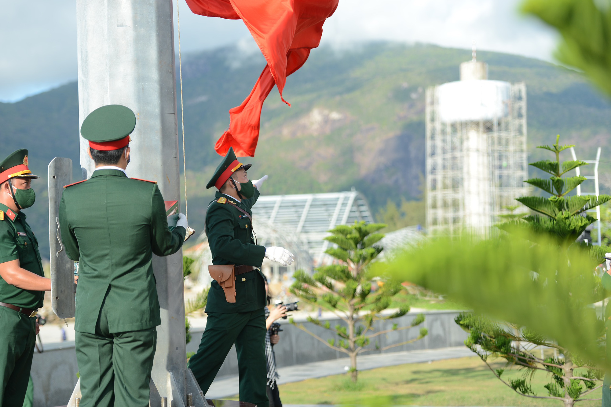 Lễ thượng cờ Tiền Phong Marathon 2022: Quốc kỳ Việt Nam tung bay theo dấu chân huyền thoại - Ảnh 3.