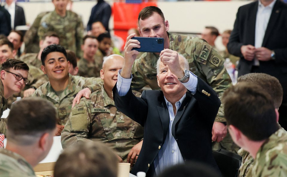 Tổng thống Biden chụp ảnh, ăn pizza cùng lính Mỹ ở Ba Lan - Ảnh 3.