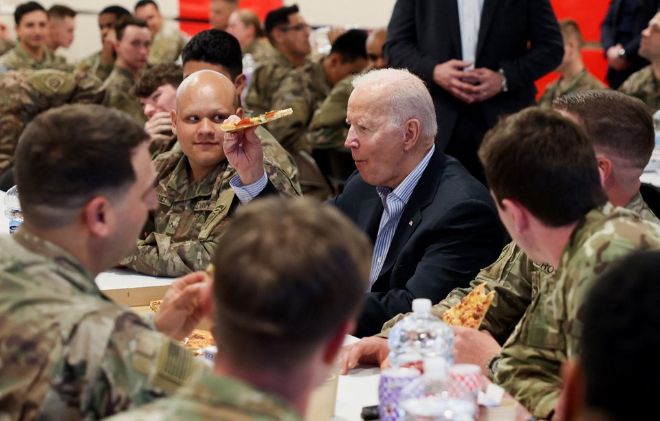 Tổng thống Biden chụp ảnh, ăn pizza cùng lính Mỹ ở Ba Lan - Ảnh 6.