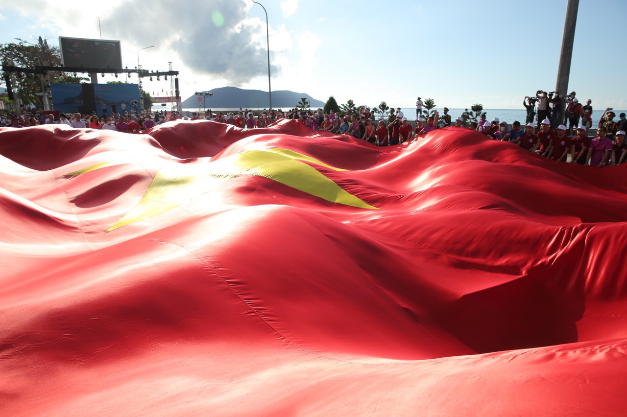 Lễ thượng cờ Tiền Phong Marathon 2022: Quốc kỳ Việt Nam tung bay theo dấu chân huyền thoại - Ảnh 5.