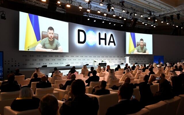 Nóng: Tổng thống Ukraine xuất hiện bất ngờ tại Diễn đàn Doha - Ảnh 1.