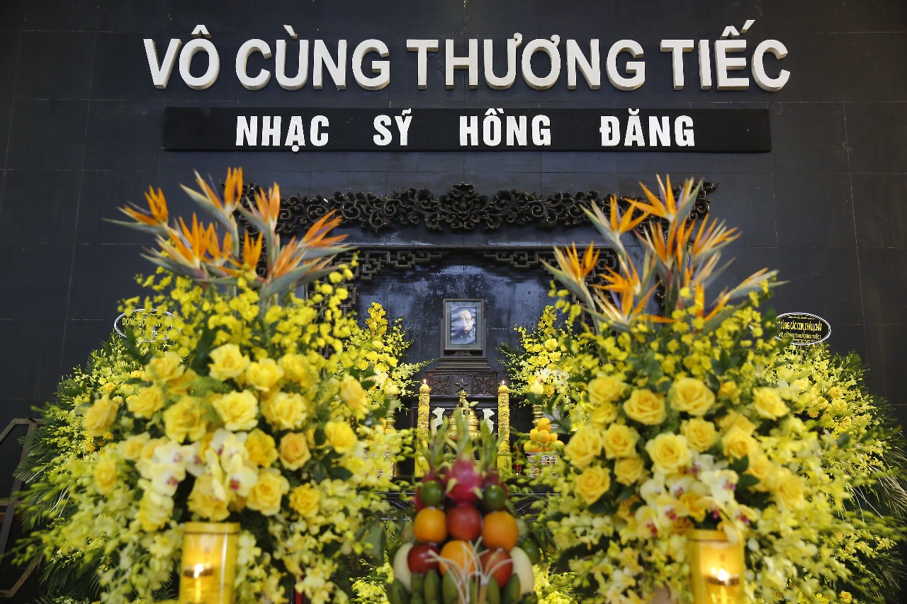 Ca sĩ Minh Thu, Mỹ Linh nghẹn ngào hát trong tang lễ tiễn đưa nhạc sĩ Hồng Đăng - Ảnh 1.