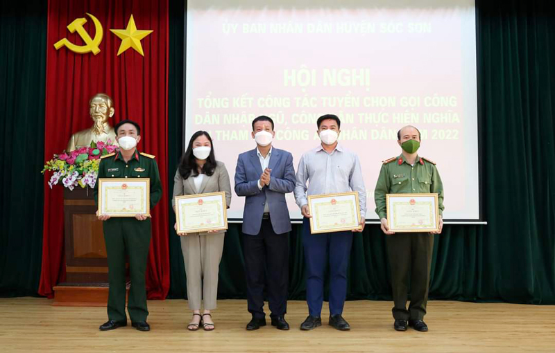 Sóc Sơn khen thưởng 37 tập thể, cá nhân trong công tác tuyển quân năm 2022 - Ảnh 1.