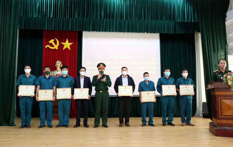Sóc Sơn khen thưởng 37 tập thể, cá nhân trong công tác tuyển quân năm 2022 - Ảnh 2.