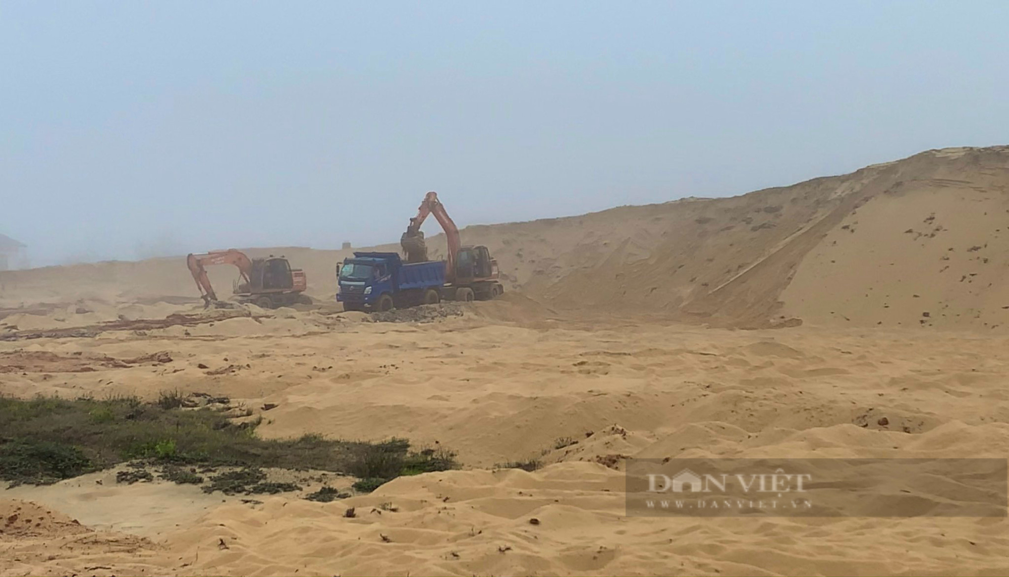 Dự án hạ tầng gần 15 tỷ đồng ở Quảng Bình chưa đủ điều kiện thi công đã khai thác cát rầm rộ  - Ảnh 3.