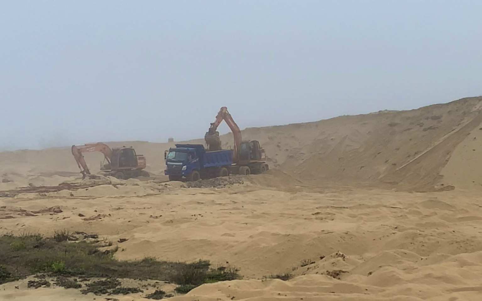 Bố Trạch (Quảng Bình): Dự án chưa được cấp phép khai thác khoáng sản đã múc cát rầm rộ