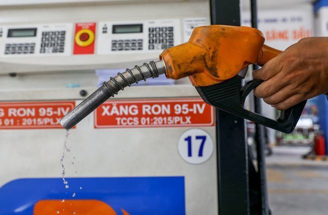 Giá xăng dầu hôm nay 27/3: Dầu tăng vọt, Việt Nam phải chi số tiền &quot;khủng&quot; để nhập xăng dầu - Ảnh 1.