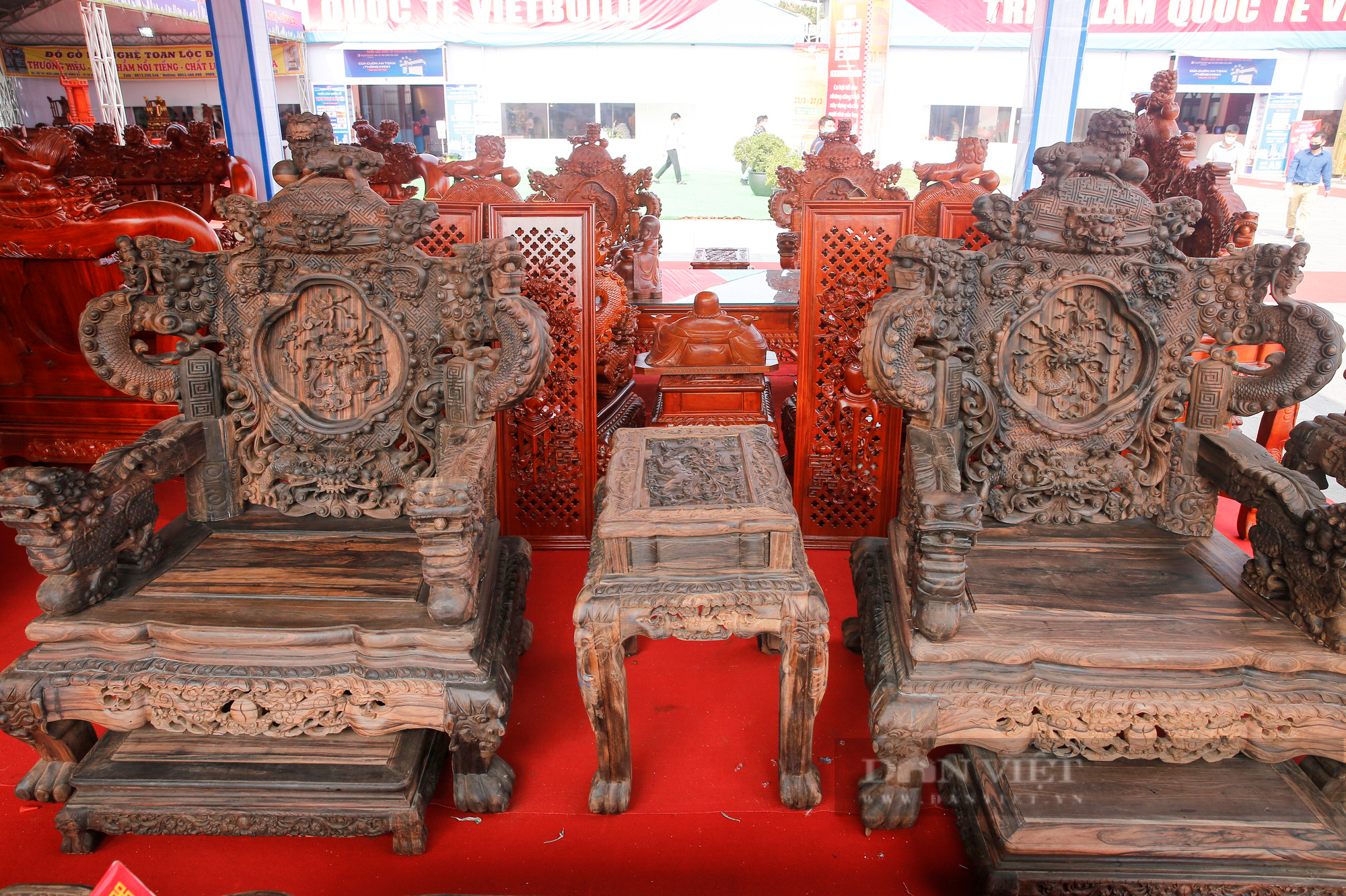 Chiêm ngưỡng bộ bàn ghế &quot;Rồng đỉnh tứ linh&quot; làm bằng gỗ mun giá tiền tỷ tại Hà Nội - Ảnh 2.