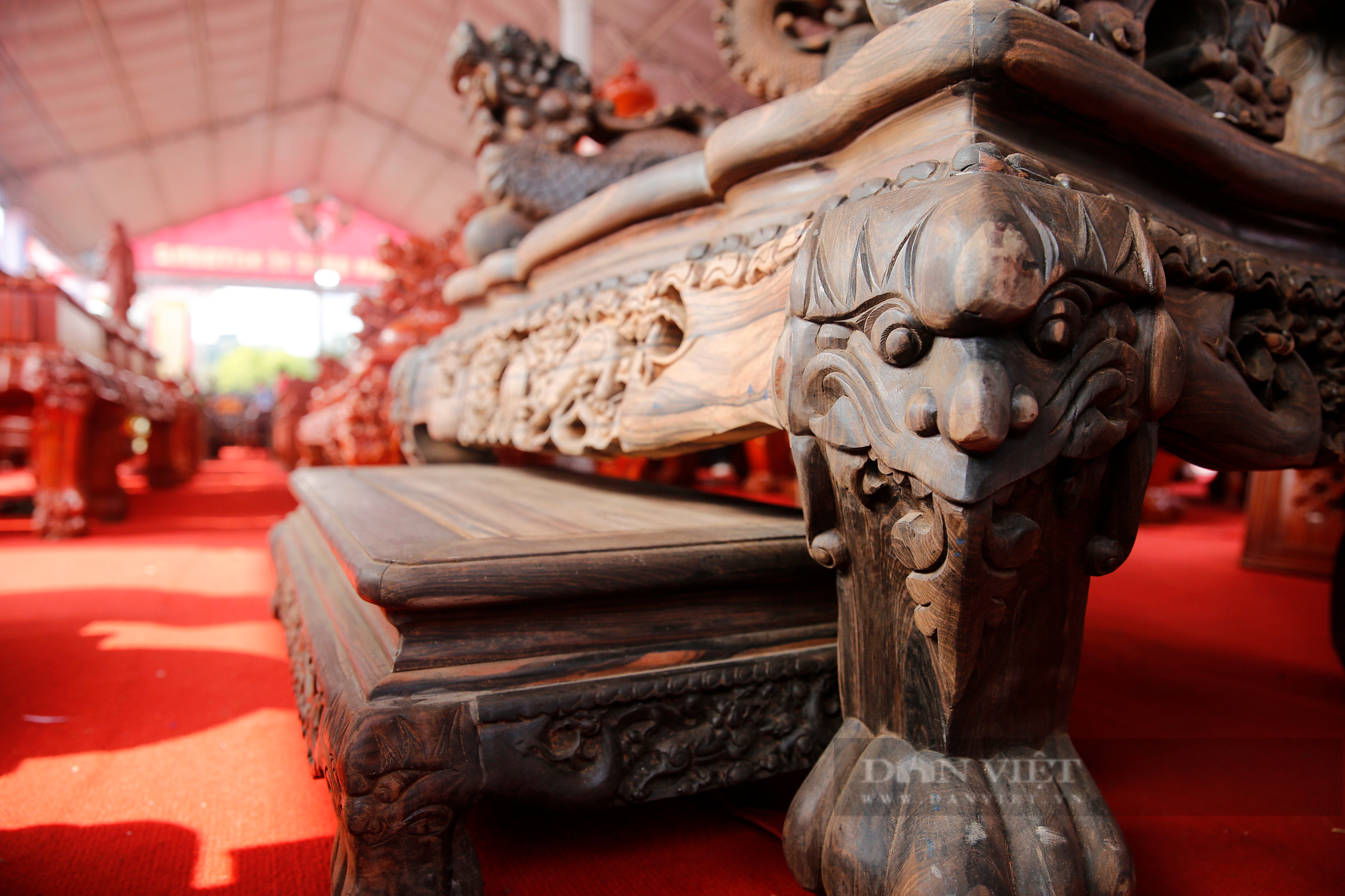Chiêm ngưỡng bộ bàn ghế &quot;Rồng đỉnh tứ linh&quot; làm bằng gỗ mun giá tiền tỷ tại Hà Nội - Ảnh 5.