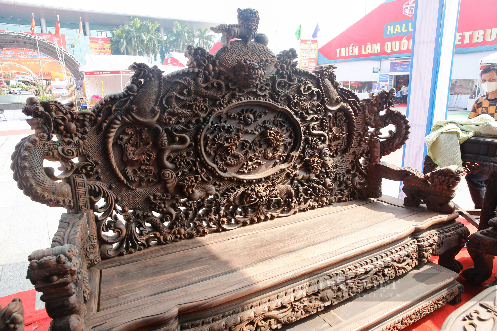 Chiêm ngưỡng bộ bàn ghế &quot;Rồng đỉnh tứ linh&quot; làm bằng gỗ mun giá tiền tỷ tại Hà Nội - Ảnh 6.