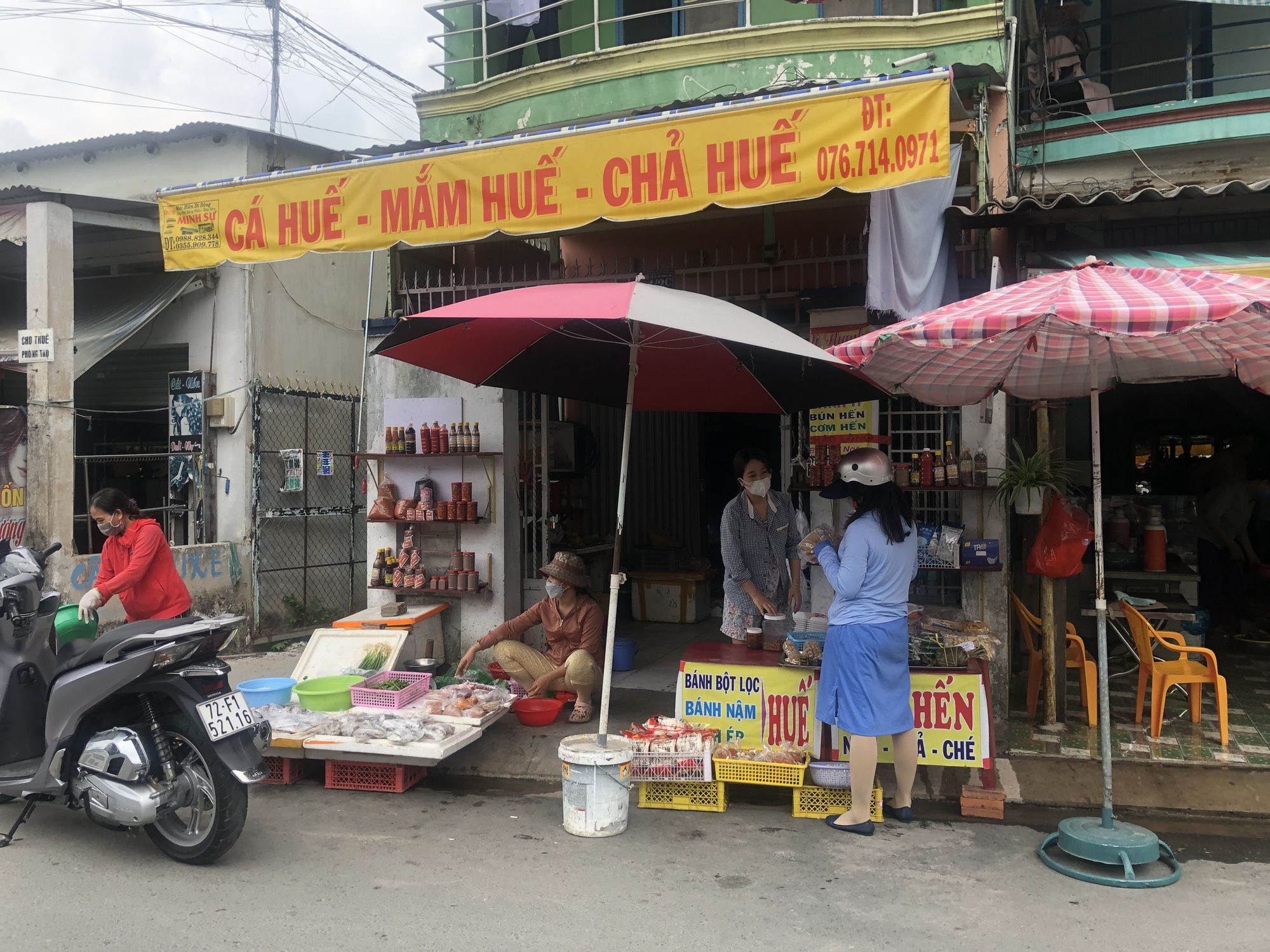 
Ngôi chợ tự phát với những tiếng &quot;mô tê răng rứa&quot; nằm ở vùng ven Sài Gòn - Ảnh 1.