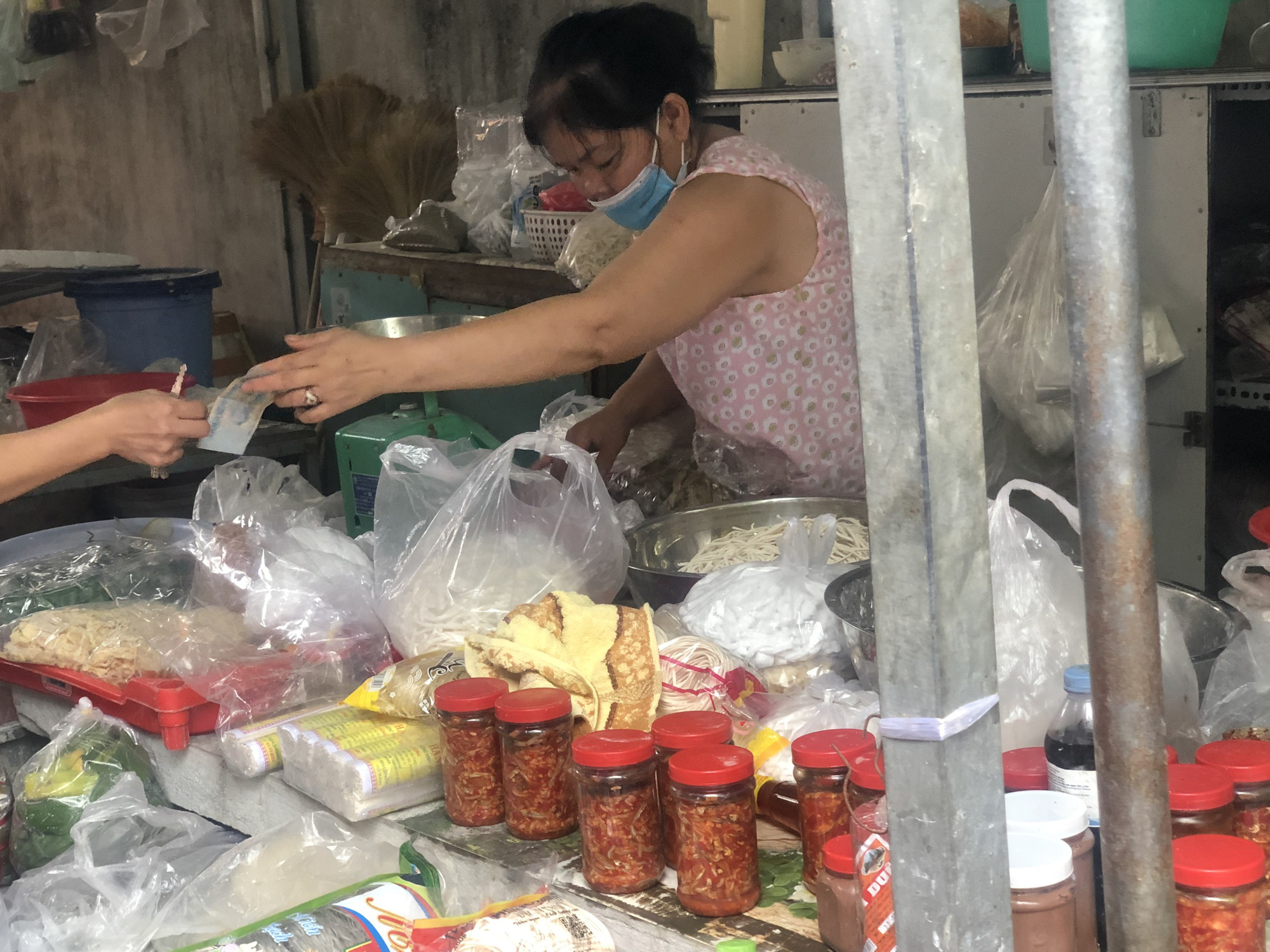 
Ngôi chợ tự phát với những tiếng &quot;mô tê răng rứa&quot; nằm ở vùng ven Sài Gòn - Ảnh 2.