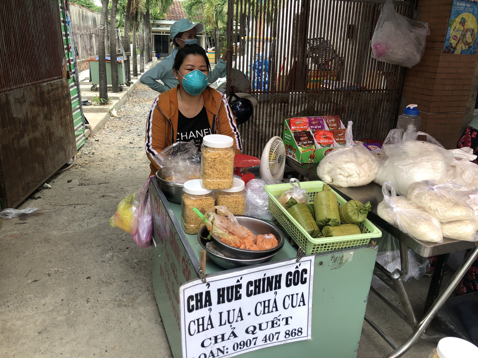 
Ngôi chợ tự phát với những tiếng &quot;mô tê răng rứa&quot; nằm ở vùng ven Sài Gòn - Ảnh 3.