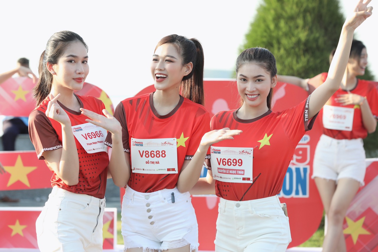 Ảnh: Hoa hậu Đỗ Thị Hà khoe sắc cùng dàn người đẹp Tiền Phong Marathon 2022 - Ảnh 8.