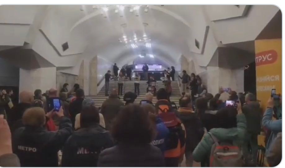 Mặc chiến tranh, người dân Ukraine vẫn đi xem hòa nhạc trong hầm trú bom - Ảnh 1.