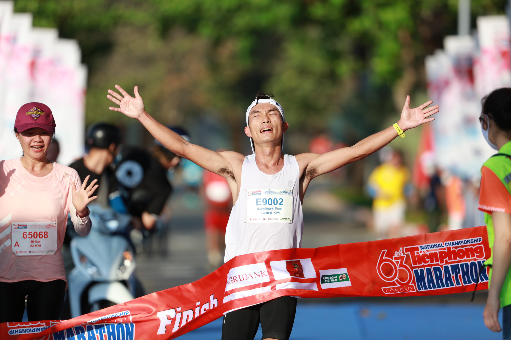 Tiền Phong Marathon 2022: Hoàng Nguyên Thanh, Hoàng Thị Ngọc Hoa giành HCV - Ảnh 1.