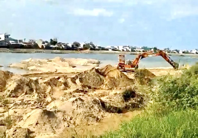 Quảng Ngãi: Tỉnh chỉ đạo điều tra, xử lý 2 doanh nghiệp khai thác cát lậu ở sông Vệ  - Ảnh 1.