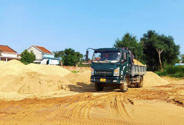 Quảng Ngãi: Tỉnh chỉ đạo điều tra, xử lý 2 doanh nghiệp khai thác cát lậu ở sông Vệ  - Ảnh 3.