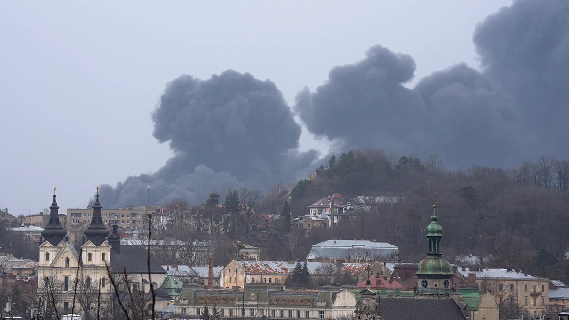 Ukraine tuyên bố bắt nghi phạm làm gián điệp cho Nga giữa lúc Lviv hứng 'mưa' tên lửa - Ảnh 1.