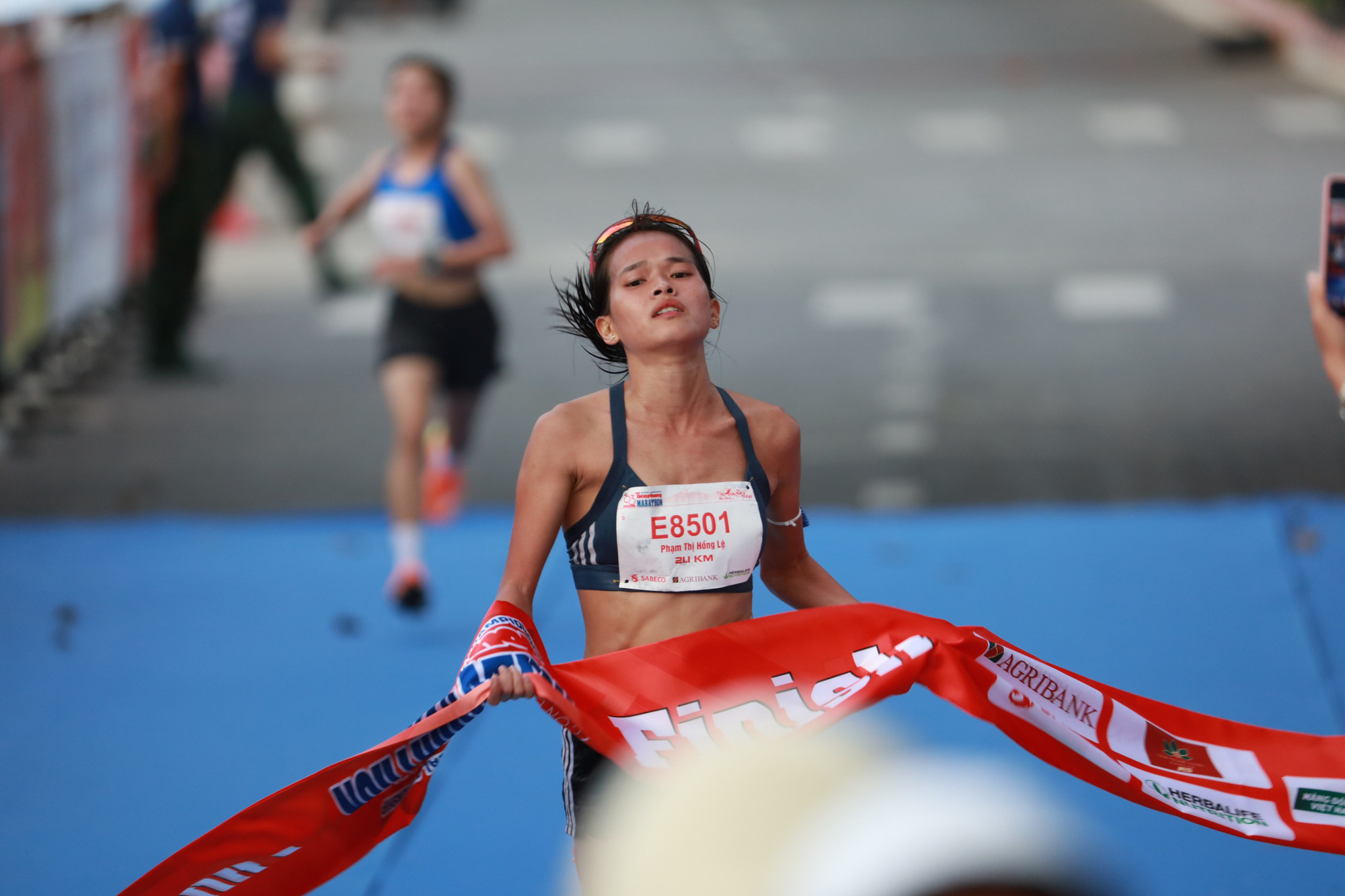 Tiền Phong Marathon 2022: Hoàng Nguyên Thanh, Hoàng Thị Ngọc Hoa giành HCV - Ảnh 2.
