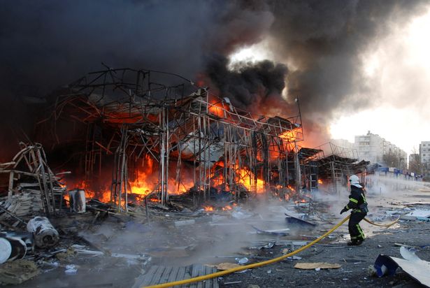 Chiến sự Nga-Ukraine: Kharkiv &quot;oằn mình&quot; hứng pháo kích, Ukraine cảnh báo về &quot;thảm họa lớn&quot; - Ảnh 1.