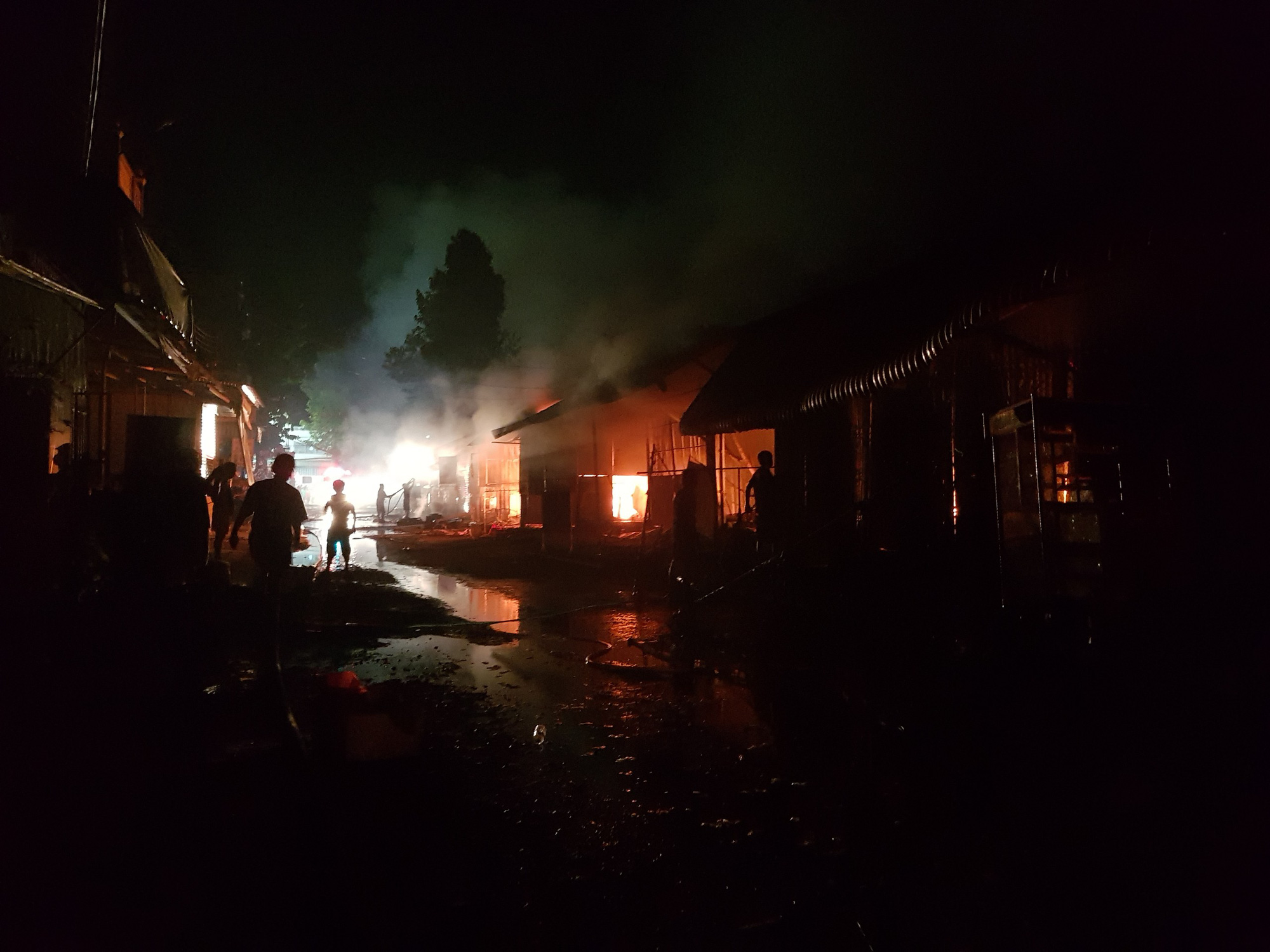 An Giang: Cháy khoảng 40 kiot tại trung tâm thương mại thị trấn Cái Dầu - Ảnh 1.
