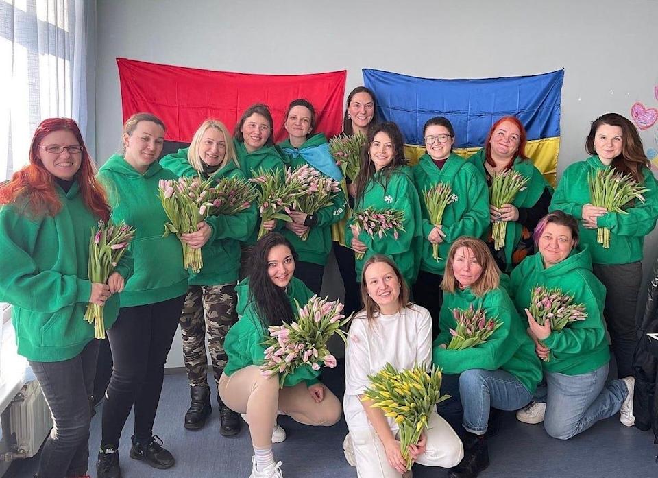 Cuộc sống của những phụ nữ Ukraine lựa chọn ở lại bảo vệ quê hương - Ảnh 1.