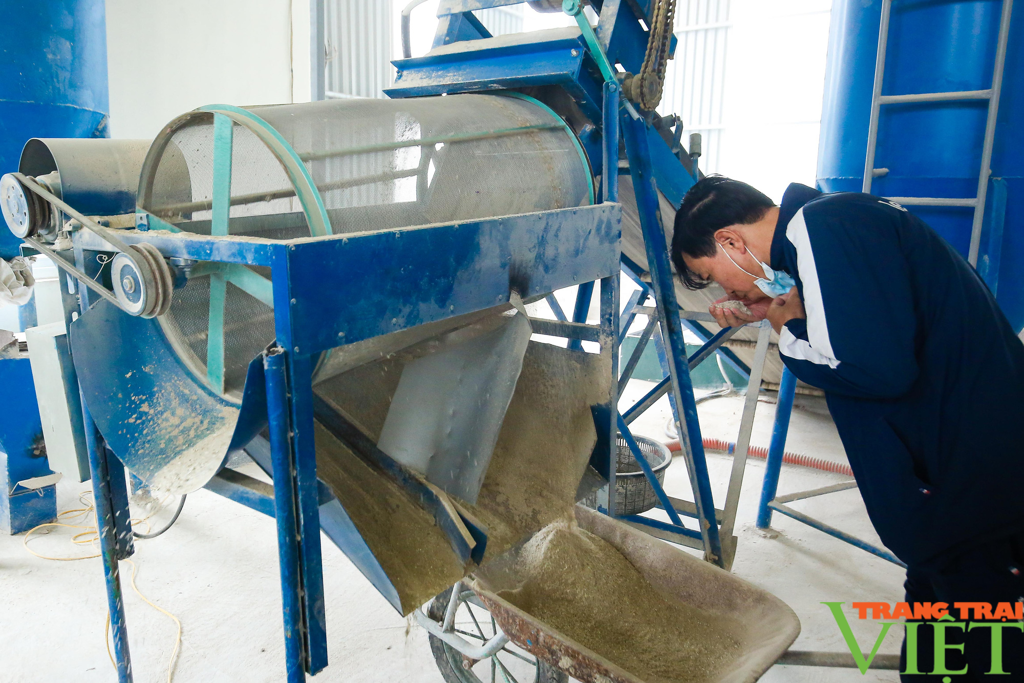 Cận cảnh quy trình chế biến vỏ hàu thành thức ăn chăn nuôi của nông dân Quảng Ninh - Ảnh 3.