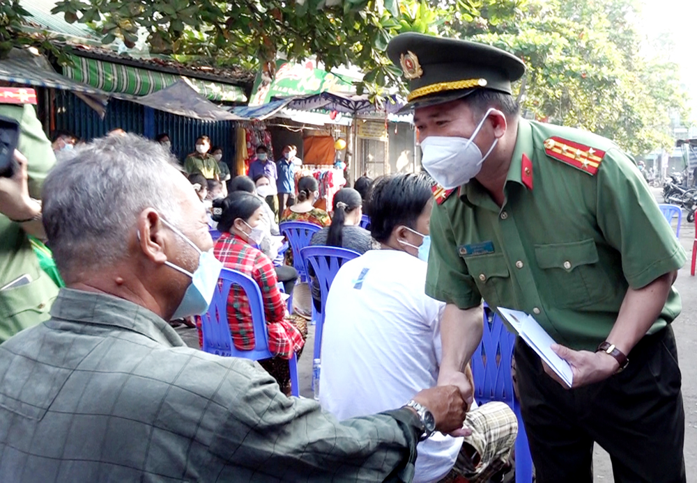 An Giang: Đại tá Đinh Văn Nơi thăm hỏi và trao tiền hỗ trợ 52 tiểu thương bị thiệt hại do hỏa hoạn - Ảnh 1.