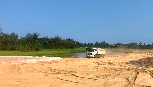 Quảng Ngãi: Giám sát chặt, ngăn chặn sang nhượng đất để trục lợi ở tuyến Dung Quất-Sa Huỳnh  - Ảnh 1.