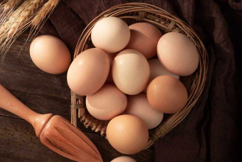 Luộc trứng đừng chỉ với nước, thêm 2 nguyên liệu này trứng thơm mềm, dễ bóc vỏ - Ảnh 1.