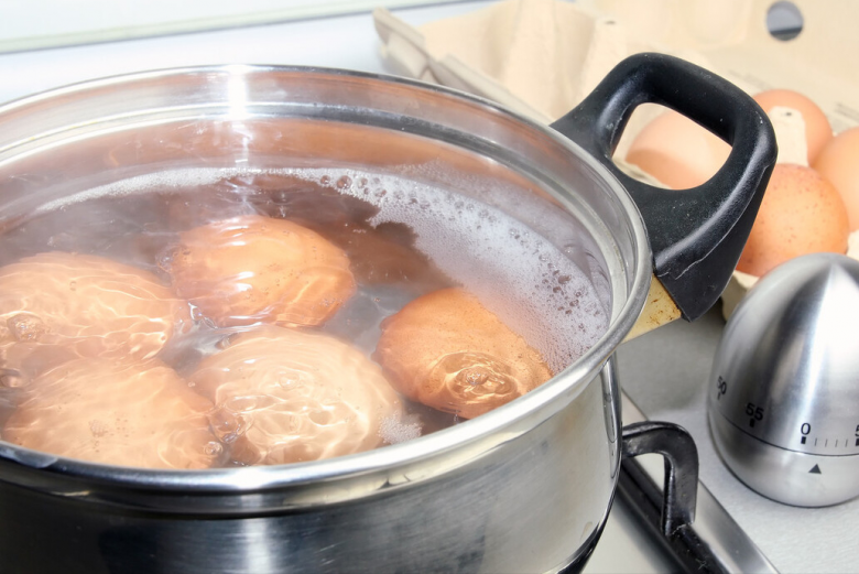 Luộc trứng đừng chỉ với nước, thêm 2 nguyên liệu này trứng thơm mềm, dễ bóc vỏ - Ảnh 3.