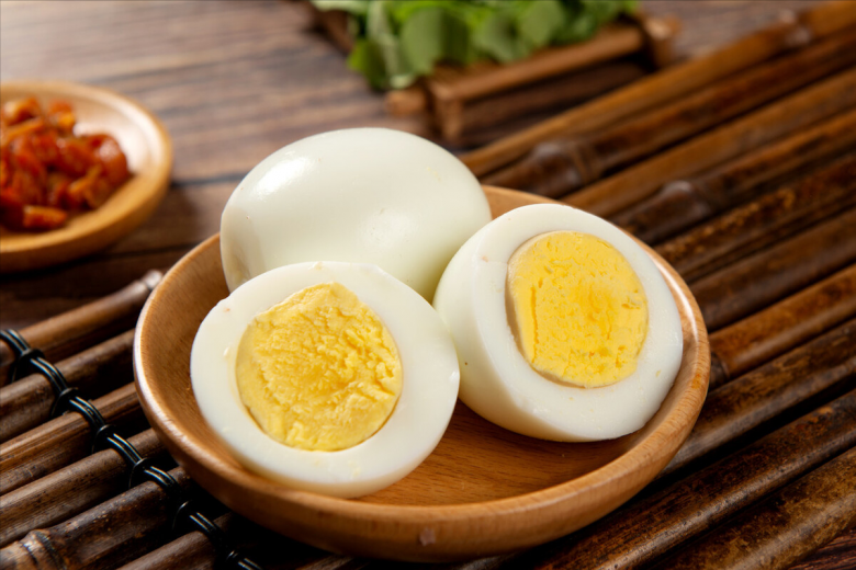 Luộc trứng đừng chỉ với nước, thêm 2 nguyên liệu này trứng thơm mềm, dễ bóc vỏ - Ảnh 5.