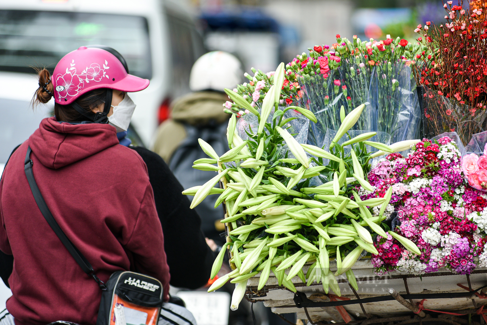 Hoa loa kèn đầu mùa xuống phố, gọi tháng tư về Thủ đô - Ảnh 3.