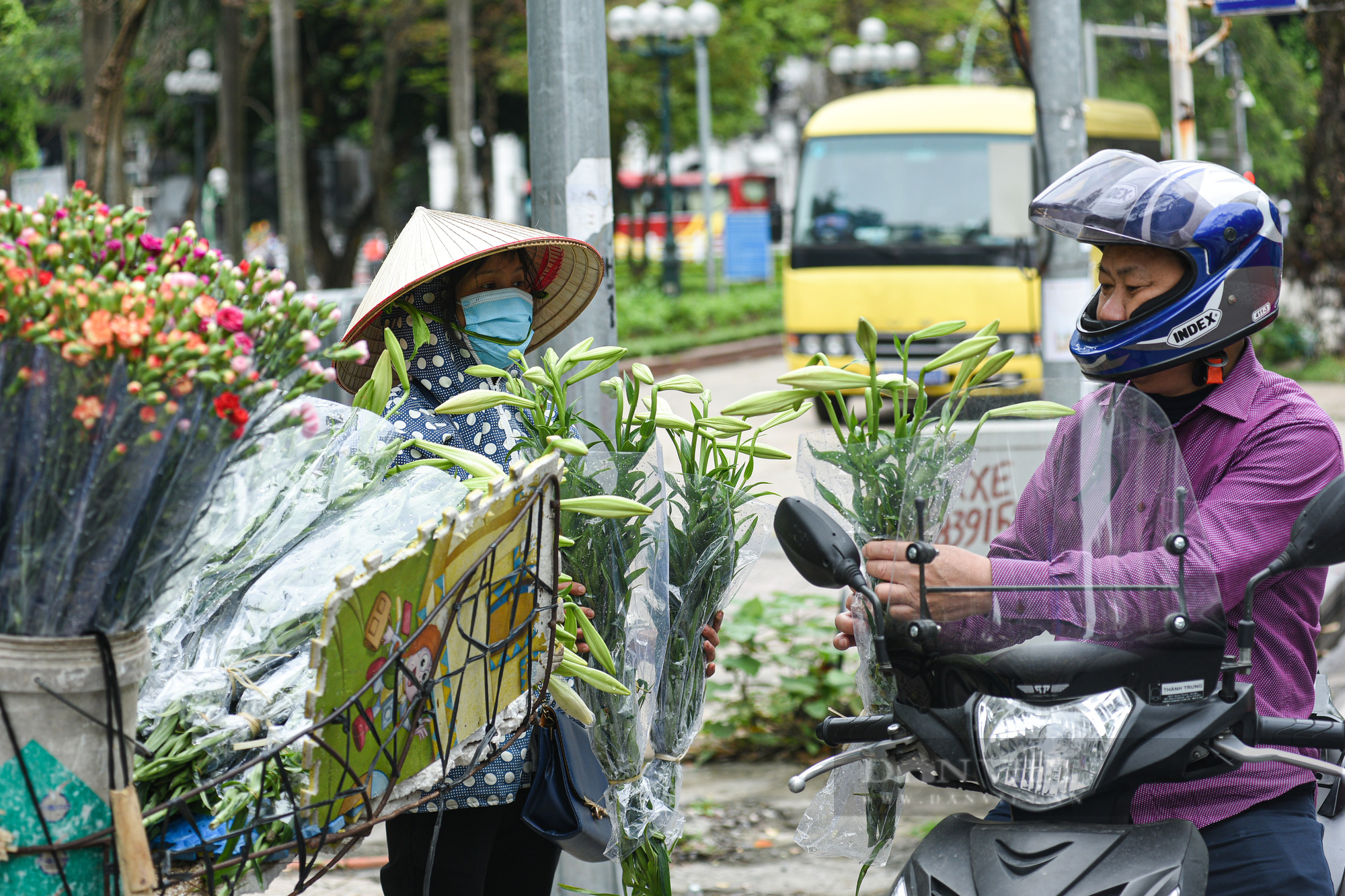 Hoa loa kèn đầu mùa xuống phố, gọi tháng tư về Thủ đô - Ảnh 4.