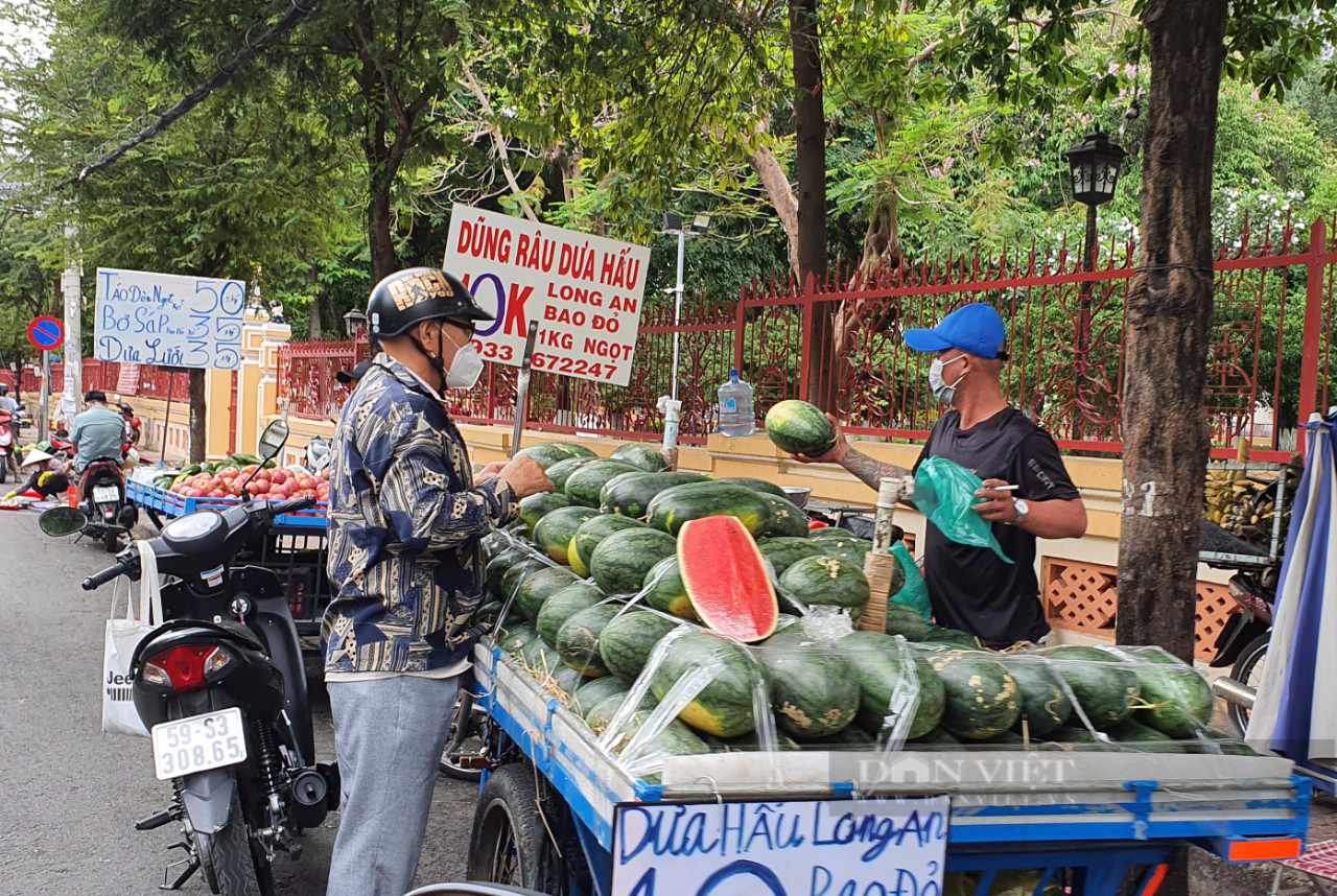 TP.HCM nắng nóng, cam, chanh, dưa hấu bán đắt như tôm tươi - Ảnh 3.