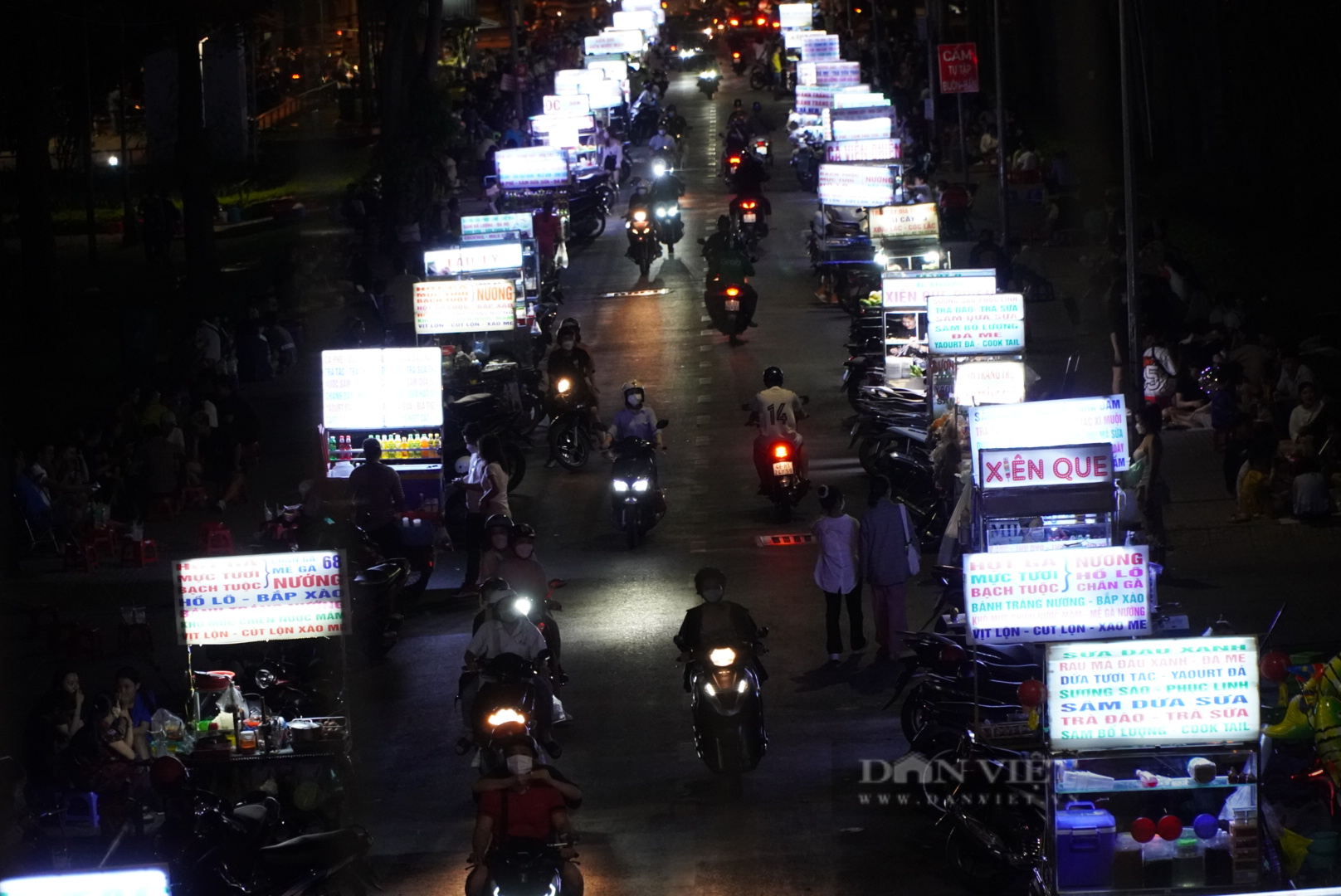 Hàng trăm xe tụ tập buôn bán hàng rong dưới biển cấm: Công an đến thì chạy, đi thì quay trở lại bán - Ảnh 2.