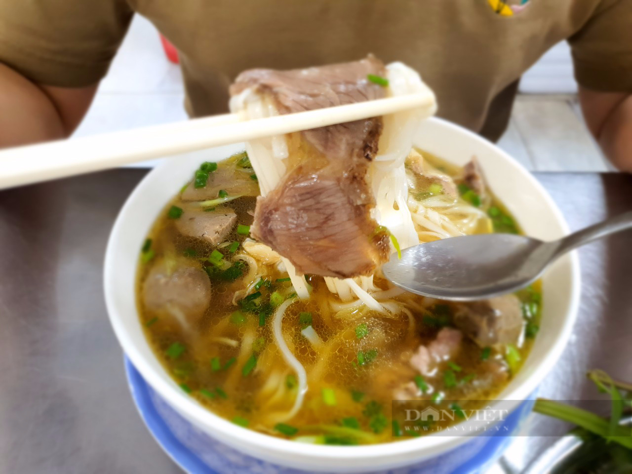 Ăn Gì Ở Sài Gòn: Phở Lệ Nổi Tiếng Bậc Nhất Khu Chợ Lớn