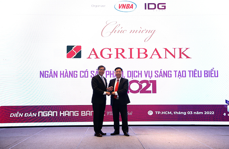Agribank đón nhận hai giải thưởng Ngân hàng Việt Nam tiêu biểu 2021 - Ảnh 1.
