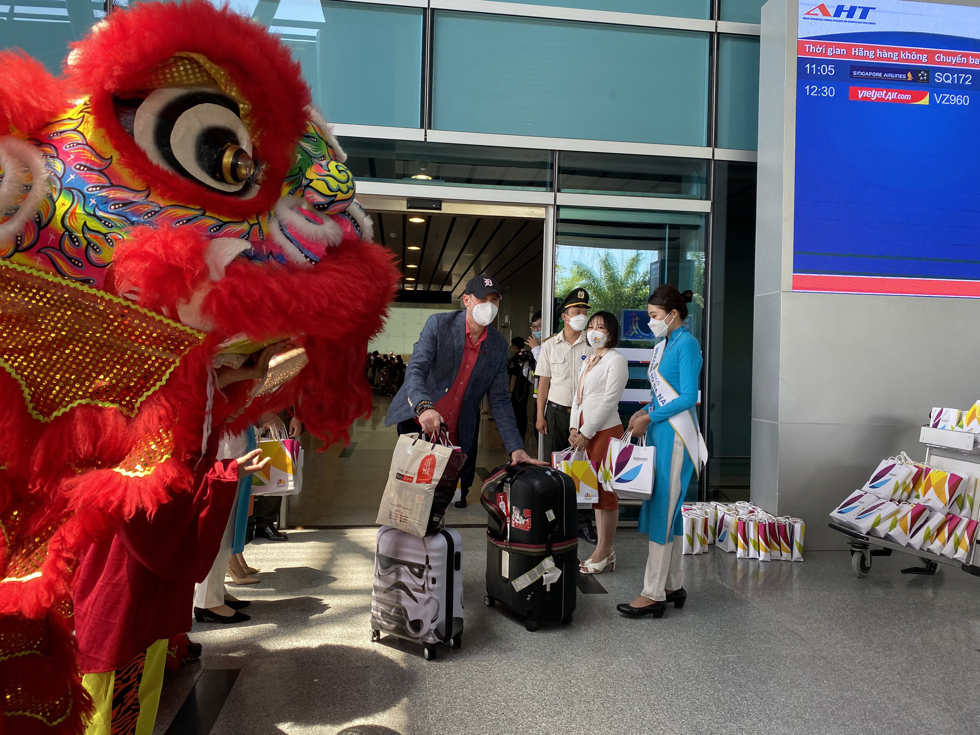 Đón 2 chuyến bay quốc tế đầu tiên chở khách du lịch đến Đà Nẵng - Ảnh 2.